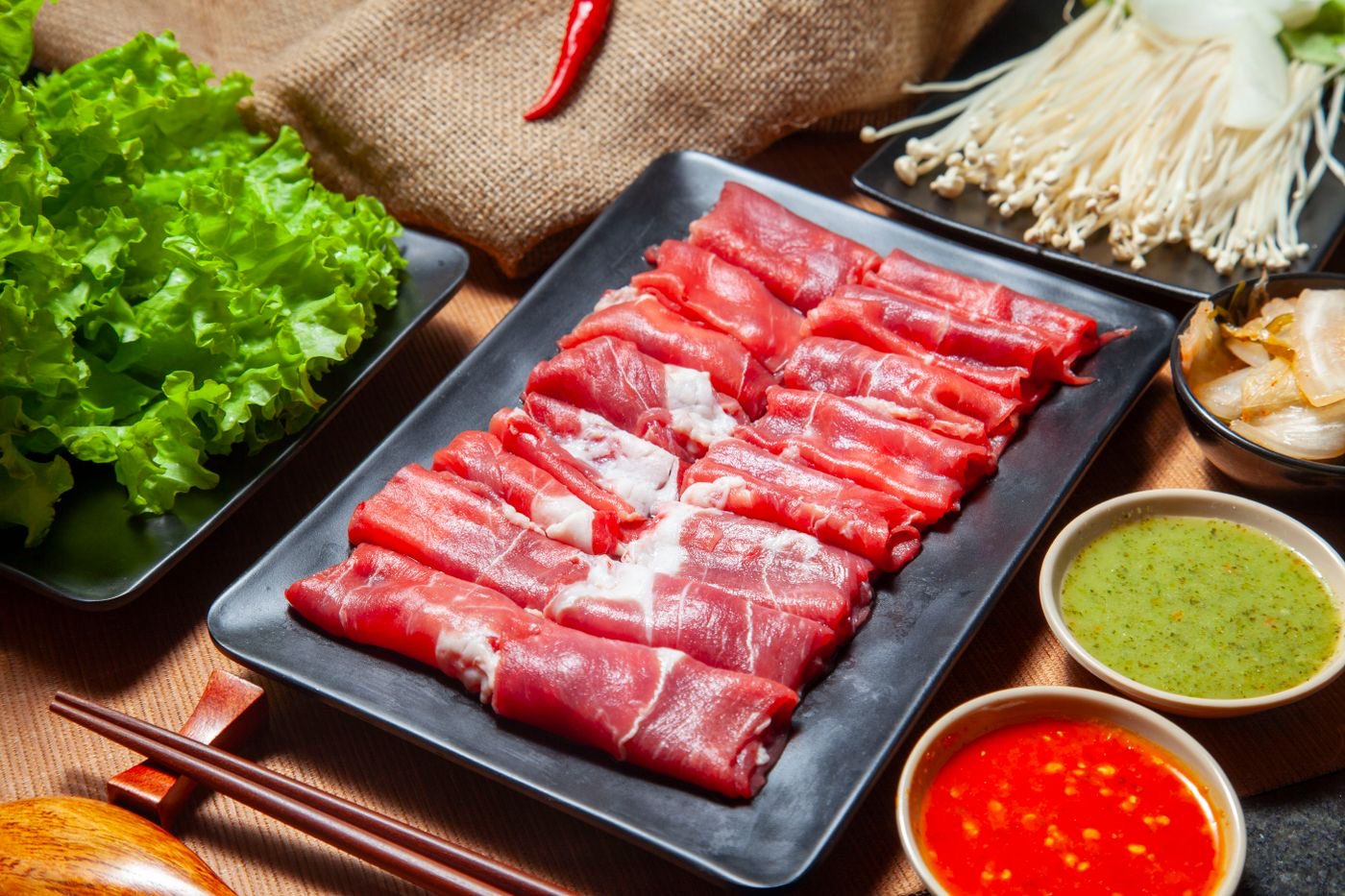 火鍋肉片、蔬菜與菇類餐點示意