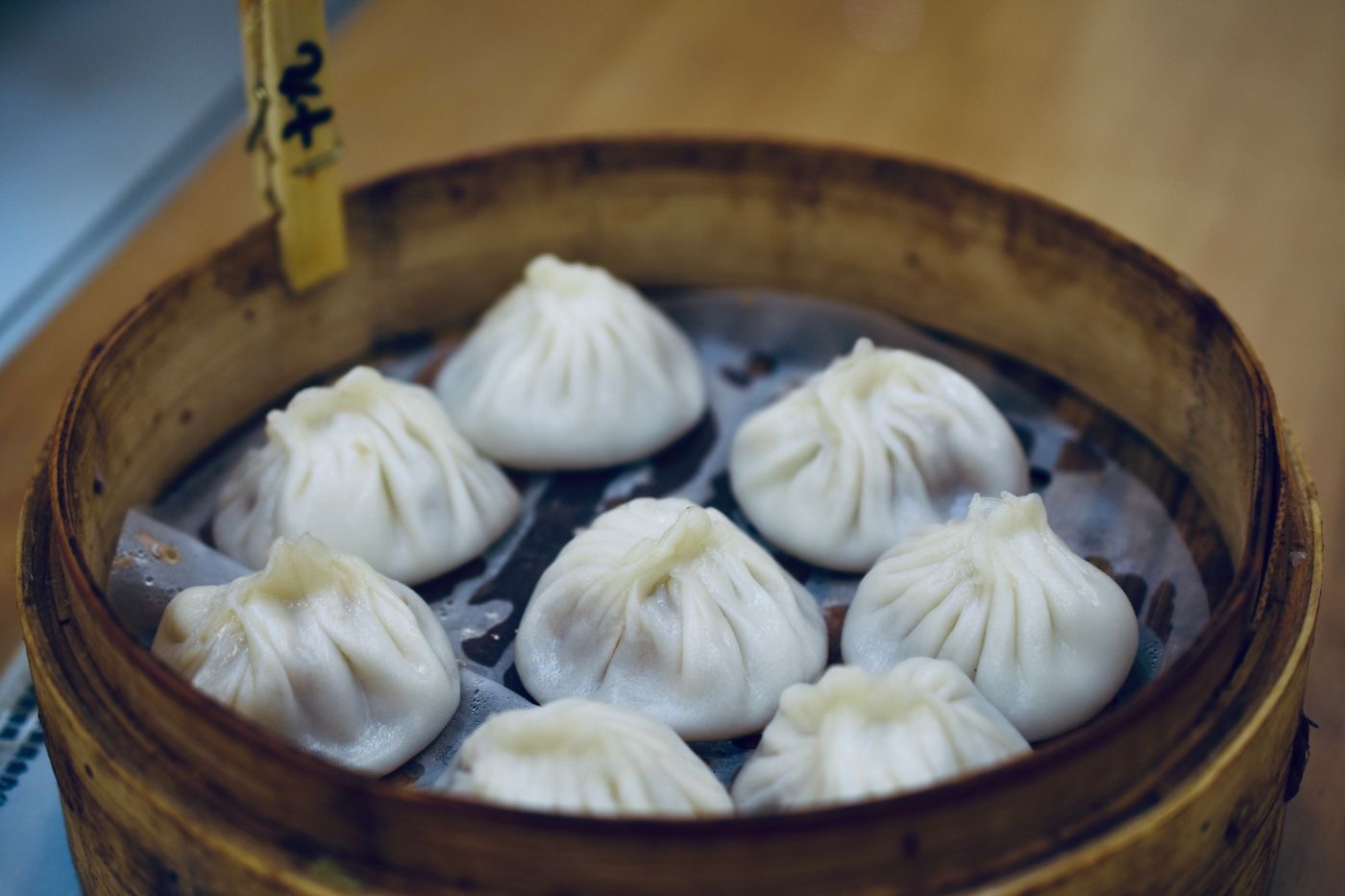 竹蒸籠裡的湯包餐點示意