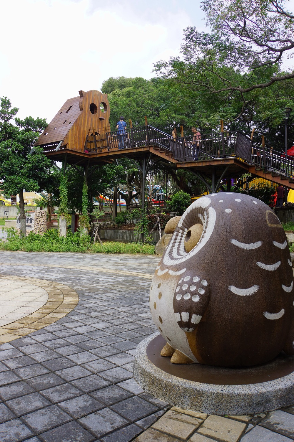 奧爾森林學堂貓頭鷹雕塑與後方樹屋步道