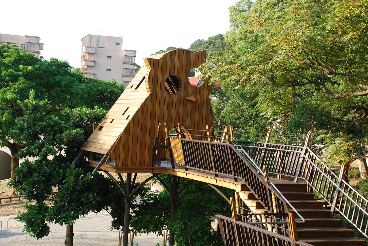 陽光下的奧爾森林學堂木造樹屋與空中步道